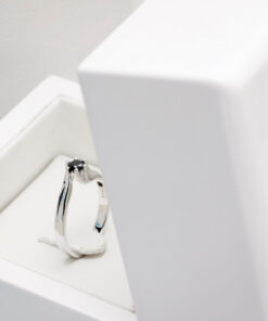 pierścionek w białym złocie z czarnym diamentem 0,25ct - obrazek 7