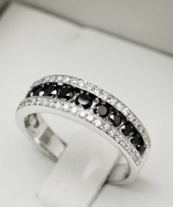 elegancki pierścionek z czarnymi i białymi diamentami - obrazek 8
