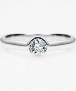Alternatywny widok pierścionek z białego złota z brylantem 0,15ct w oprawie bezel