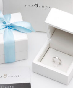 pierścionek z białego złota z brylantem 0,15ct w oprawie bezel - obrazek 3