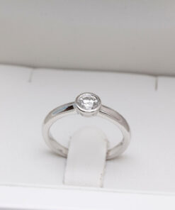 pierścionek z białego złota z brylantem 0,15ct w oprawie bezel - obrazek 4