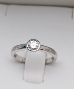 pierścionek z białego złota z brylantem 0,15ct w oprawie bezel - obrazek 5
