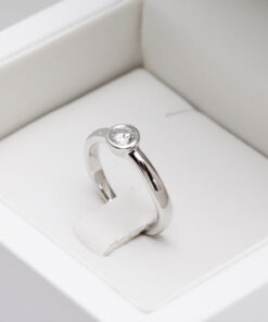pierścionek z białego złota z brylantem 0,15ct w oprawie bezel - obrazek 6