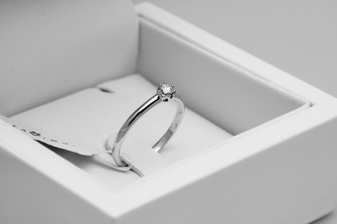 pierścionek zaręczynowy z białego złota z diamentem 0,10ct - Obrázek 7