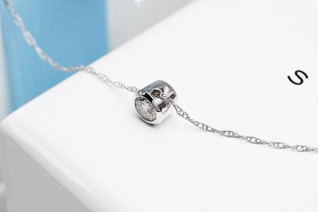 Celebrytka z pojedynczym brylantem 0,15 ct w białym złocie 585, model NBD4750
