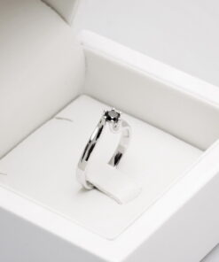 pierścionek w białym złocie z czarnym diamentem 0,25ct - obrazek 8