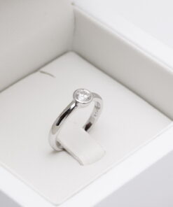pierścionek z białego złota z brylantem 0,15ct w oprawie bezel - obrazek 8